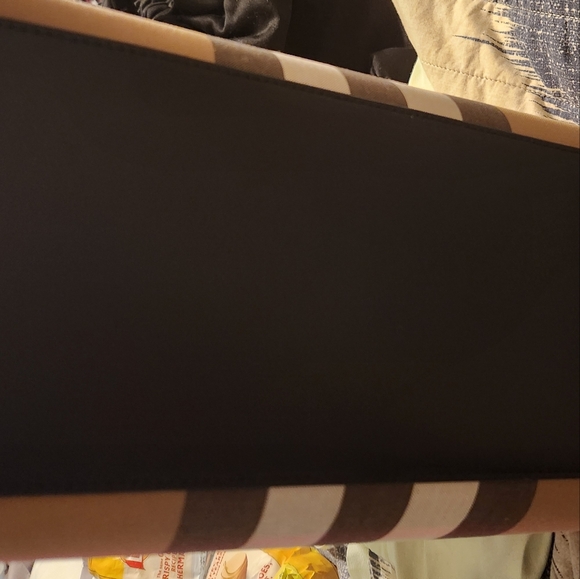 Classic Burberry Tote Bag in Beige and Black - Picture 6 of 9